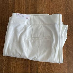 NWT “The Allie” White Pant, Size 22